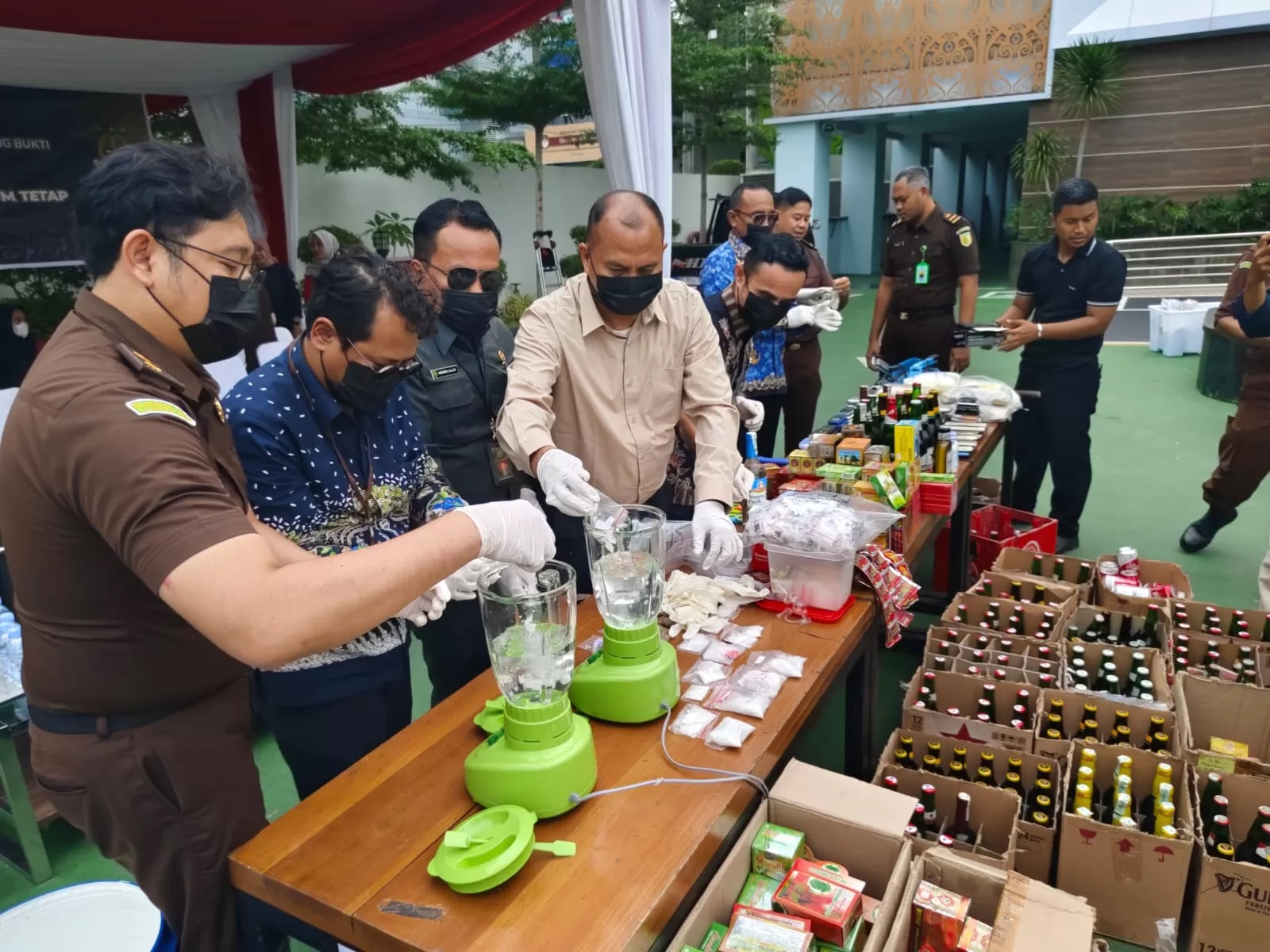 DIMUSNAHKAN. Ribuan barang bukti dengan berbagai jenis dibakar dan dihancurkan pihak Kejari Samarinda, karena sudah berkekuatan hukum tetap.