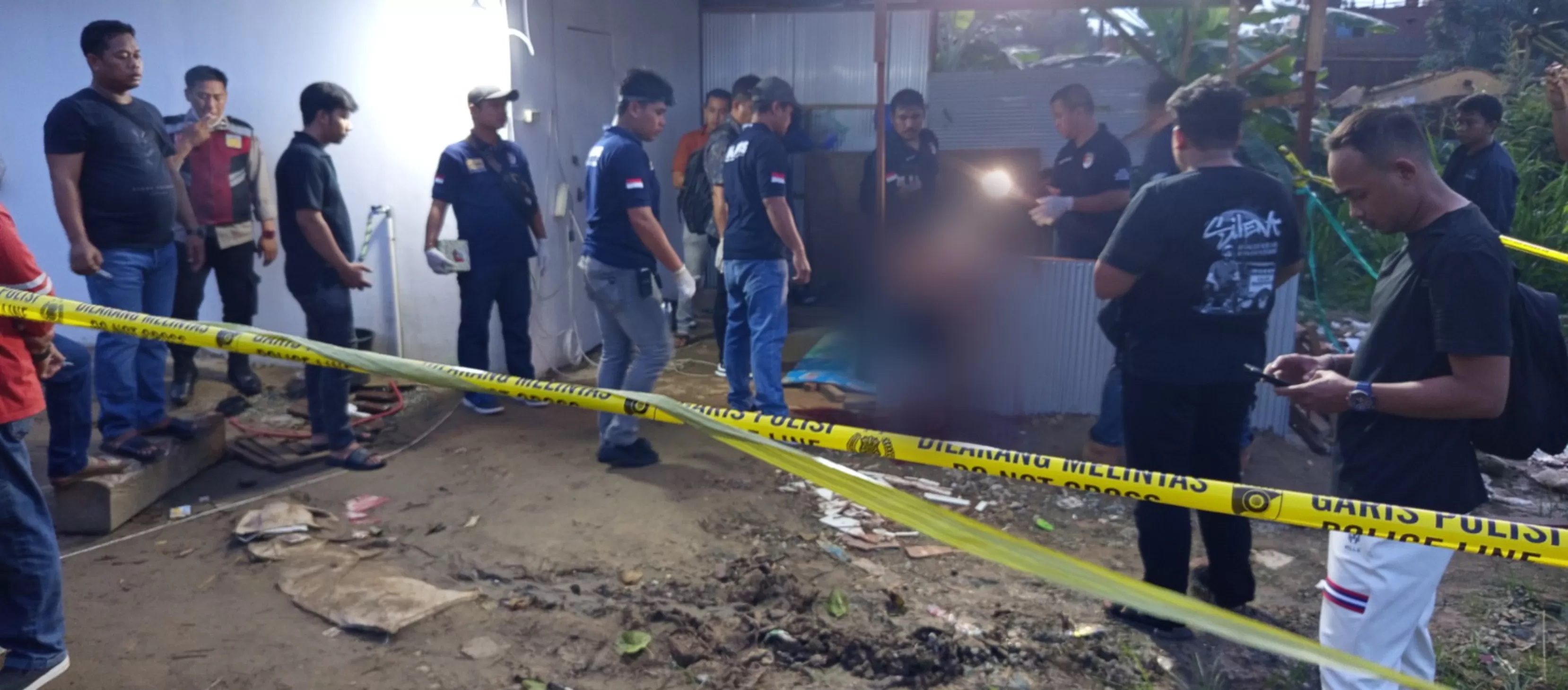 TEWAS DIKEROYOK. Tubuh tak benyawa Aluh, yang tersangkut di pagar kantor galangan kapal usai dihabisi bapak dan anak, yang tak lain tetangganya sendiri, Kamis (19/12).