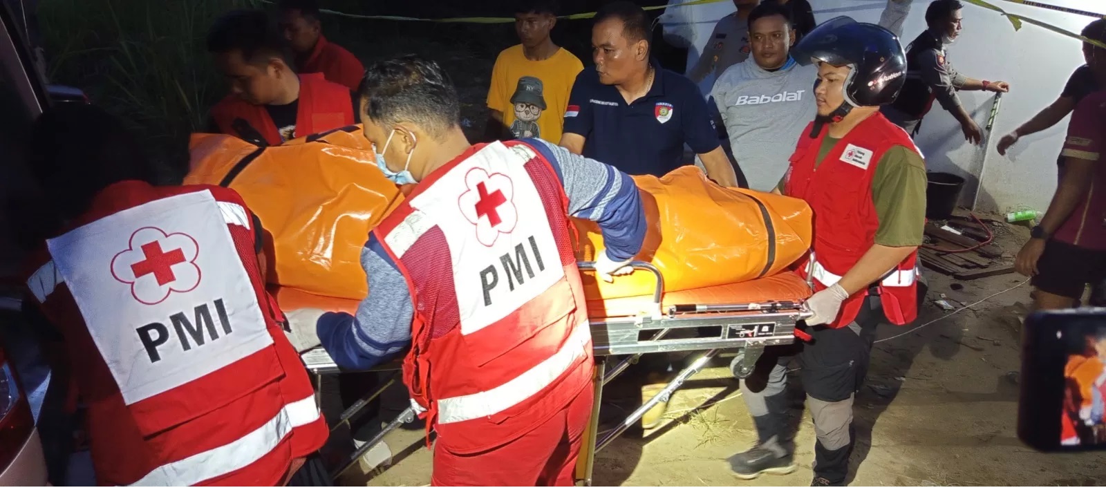 DIEVAKUASI. PMI dan relawan Inafis membawa jasad Aluh yang sudah dibungkus kantong jenazah ke RSUD AW Sjahranie. Aluh tewas dalam insiden pembantaian oleh bapak dan anak, Kamis (19/12).