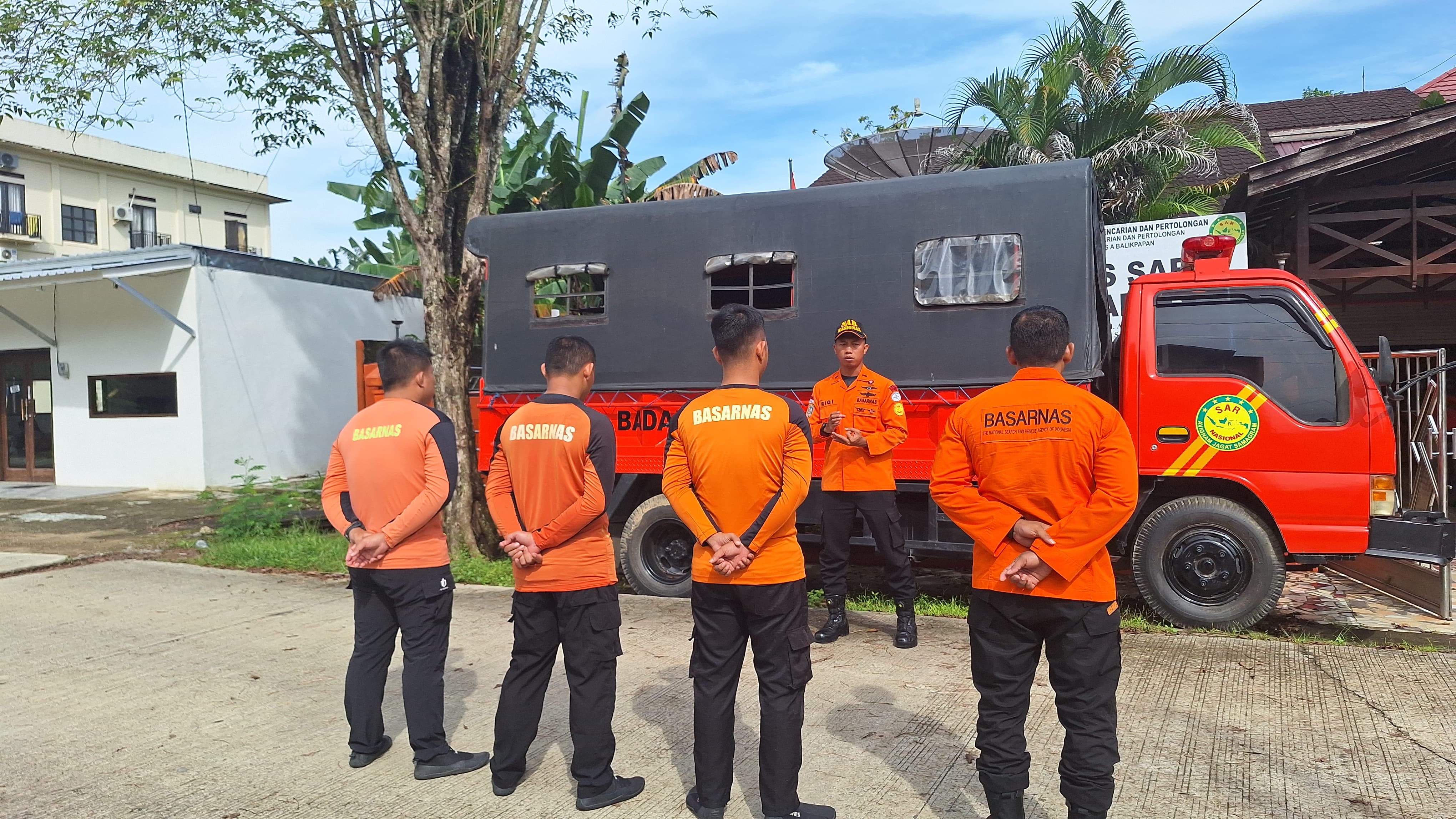 Petugas SAR bersiap menuju lokasi.