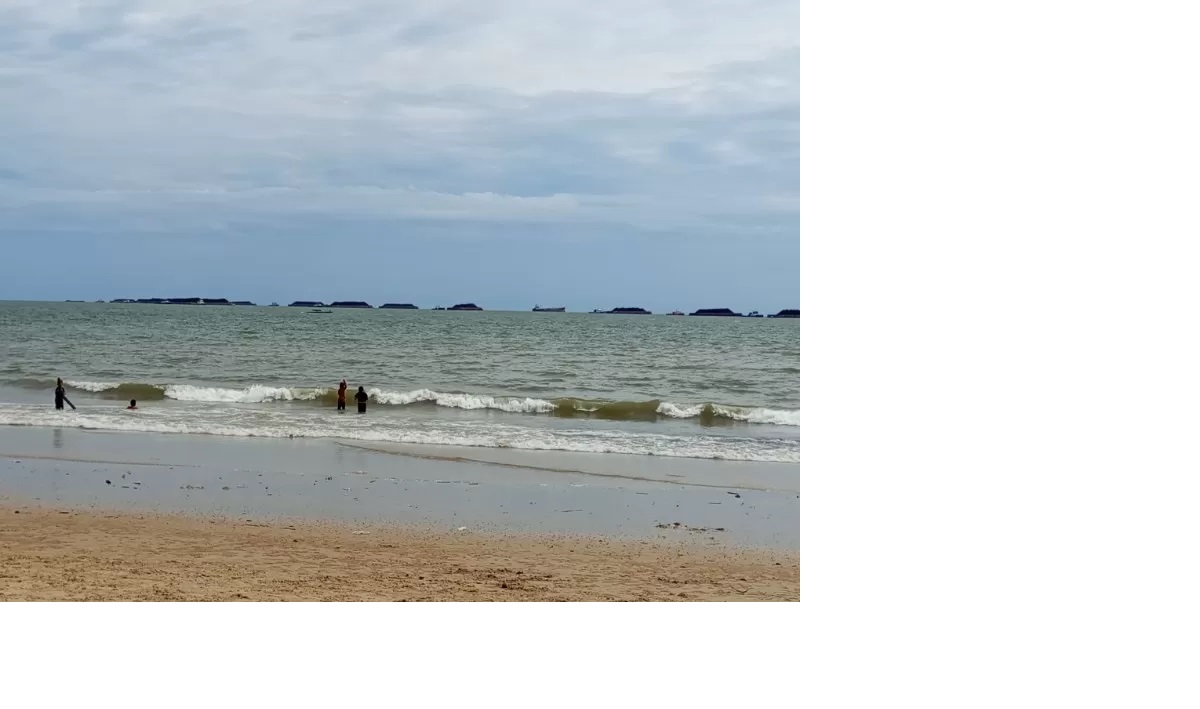 KEPUNG: Deretan tongkang yang mengangkut batu bara terlihat di sepanjang Teluk Balikpapan.