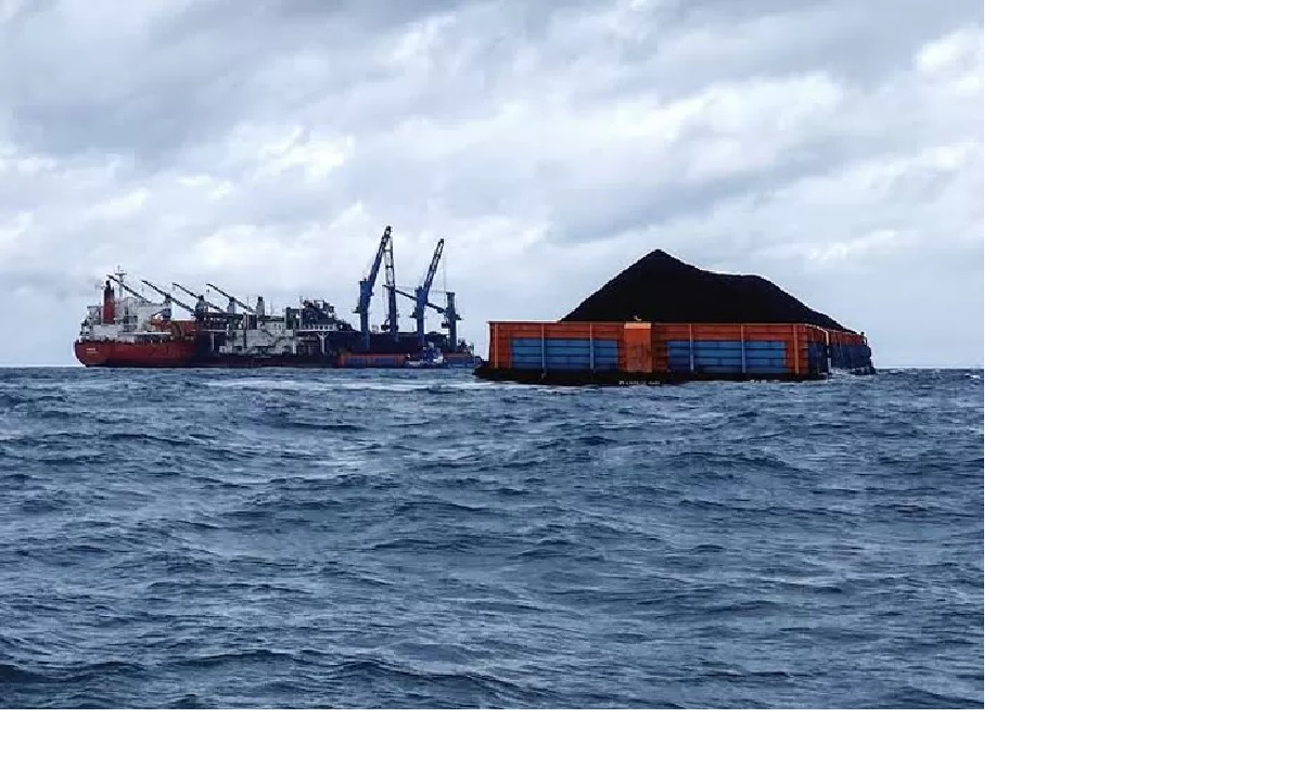 Aktivitas bongkar muat batubara di Teluk Balikpapan.