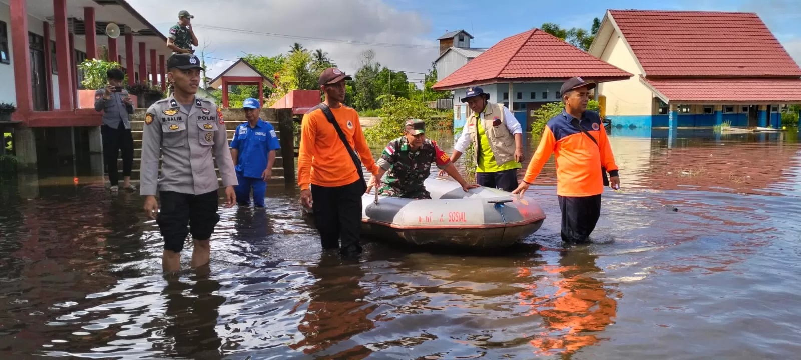 TERENDAM BANJIR : Debit air sungai Sembakung perlahan turun yang merendam sejumlah RT di DAS Sungai Sembakung.