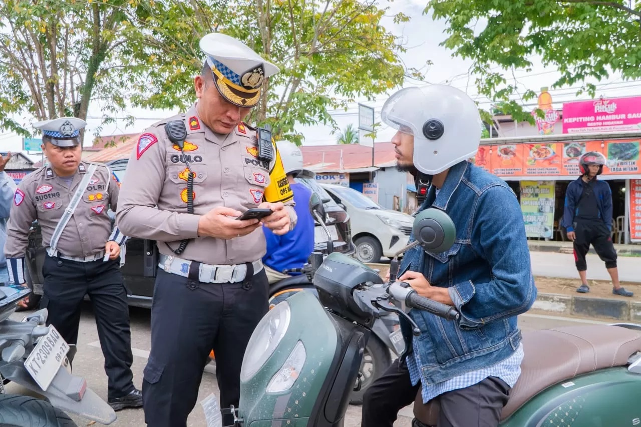Polresta Samarinda saat melaksanakan razia kelengkapan kendaraan bermotor. (ilustrasi)