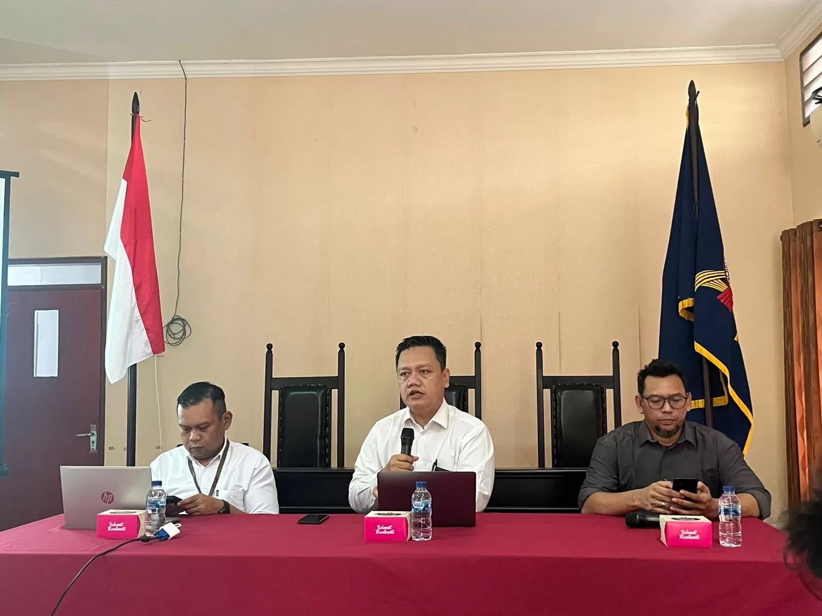 PEMAPARAN. Ketua KPPU Kanwil V Kalimantan, Andriyanto, didampingi kepala bidangnya dalam konferensi pers di kantor KPPU, Jalan Dahlia, Senin (23/12).