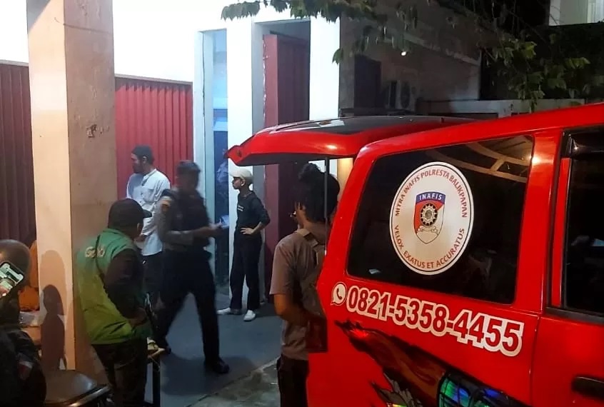 LOKASI PENEMUAN: Tim Inafis Polresta Balikpapan datang dan langsung segera melakukan TKP penemuan mayat perempuan yang diduga dibunuh di kawasan Gunung Samarinda Baru, Balikpapan Utara, Selasa (24/12)