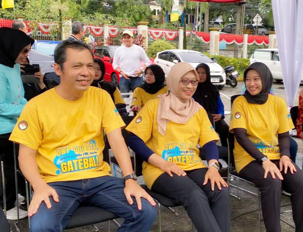 Sri Wahyuni (tengah)