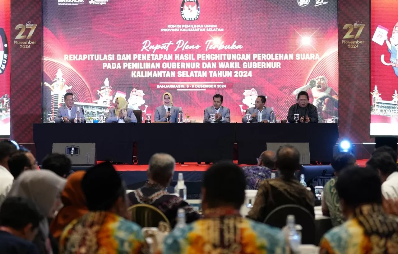 RAPAT PLENO: KPU Kalsel saat menggelar rapat pleno penetapan hasil perolehan suara Pilgub Kalsel 2024 lalu. (Foto: Muhammad Oscar Fraby/Radar Banjarmasin)