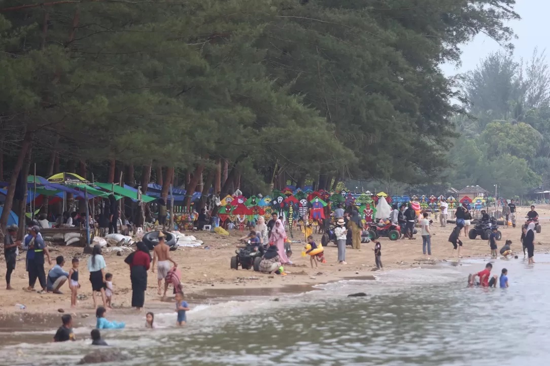 RAMAI: Pengunjung yang memadati objek wisata Pantai Manggar pada Rabu (25/12) tercatat 2.403 orang. ( ANGGI PRADITHA/KP)
