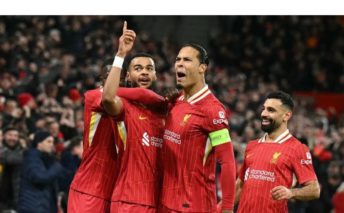 Bek Liverpool asal Belanda Virgil van Dijk (dua kanan) bersama Striker Liverpool asal Belanda Cody Gakpo melakukan selebrasi usai cetak gol.