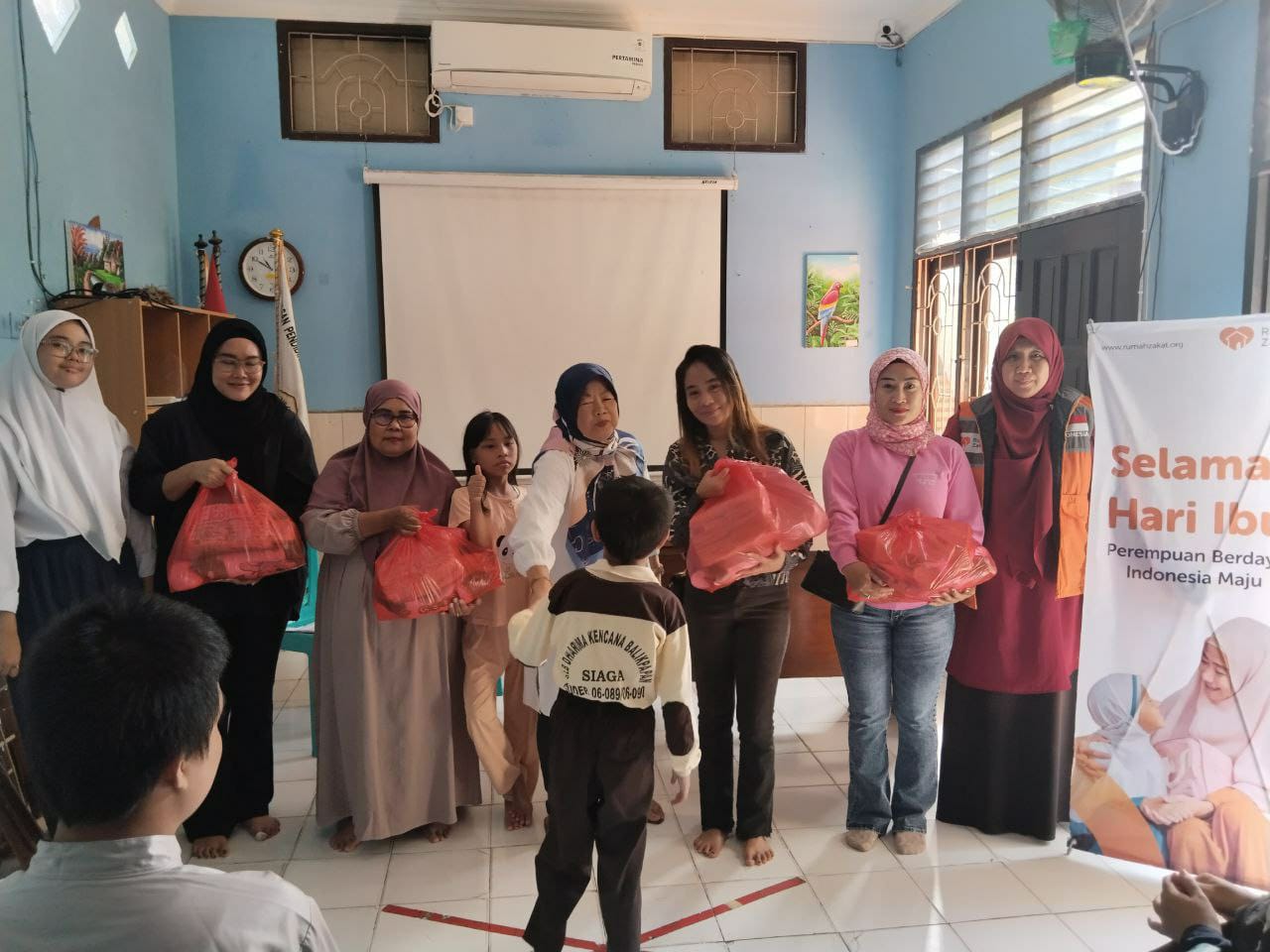 PEDULI: Rumah Zakat Balikpapan menebar bingkisan pada peringatan Hari Ibu.