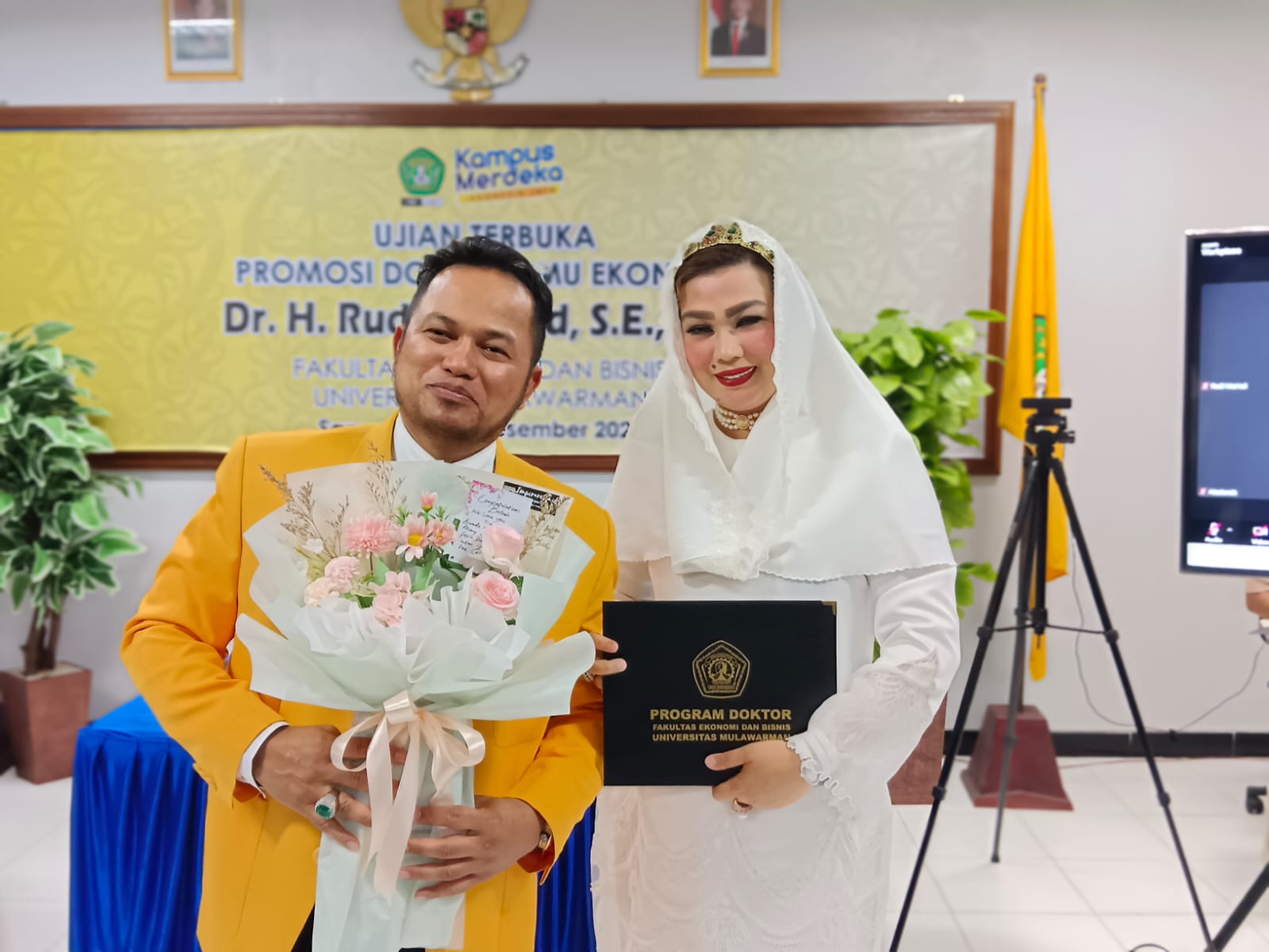 DAMPINGI : Rudy Mas&rsquo;ud didampingi istri dalam pelaksanaan ujian terbuka promosi doktor.