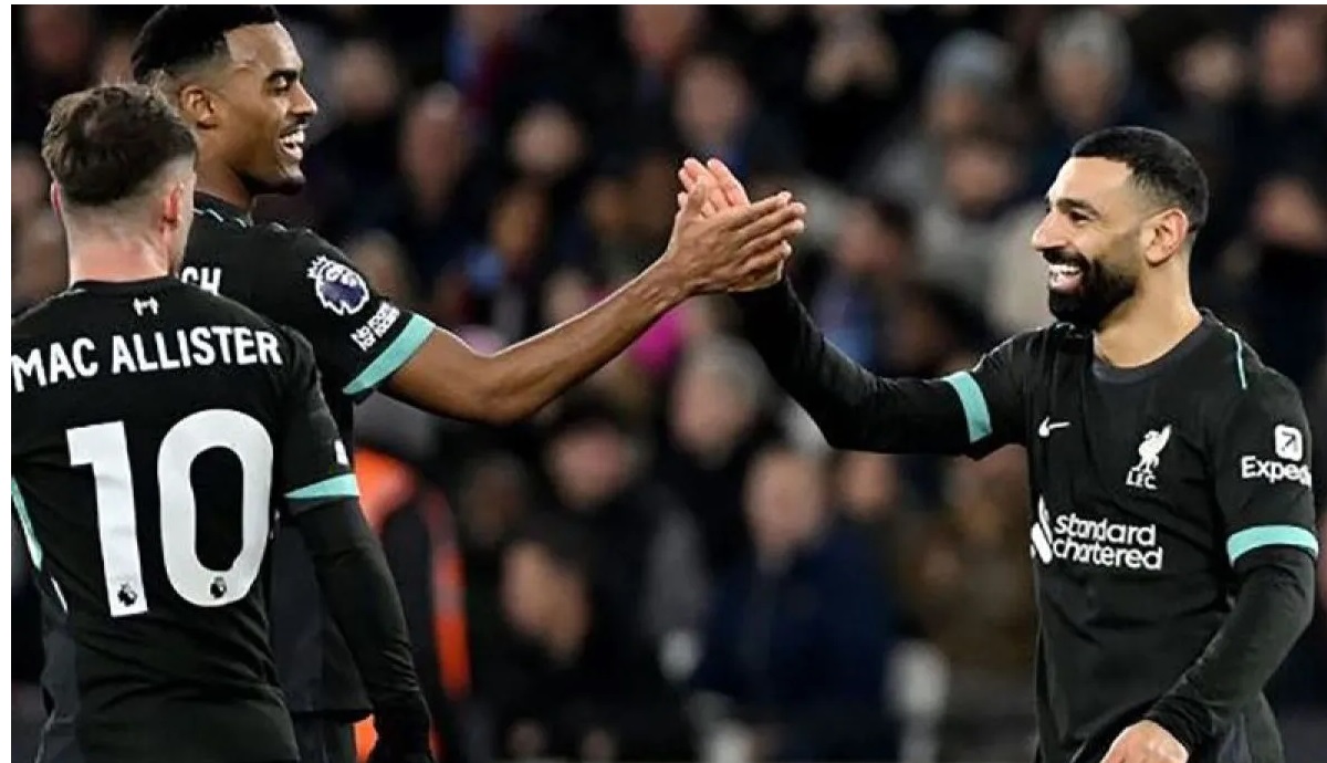 Mohamed Salah (kanan), Liverpool celebrasi dengan rekan satu timnya setelah memasukkan gol ke gawang West Ham United.