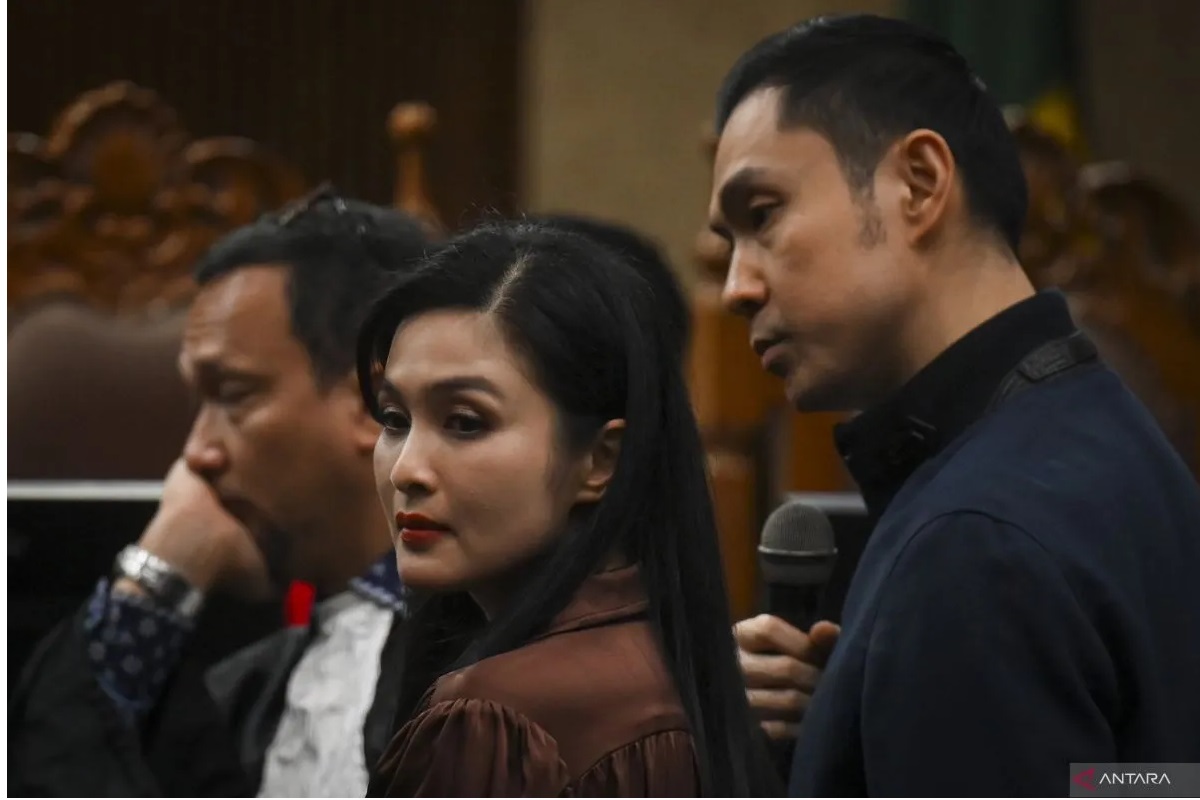 Terdakwa Harvey Moeis (kanan) bersama istrinya Sandra Dewi