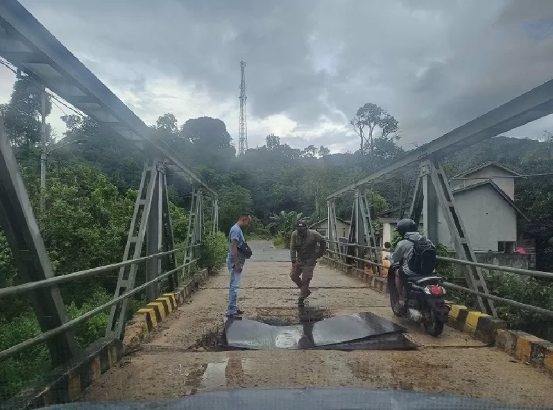 JEBOL: Kondisi kerusakan jembatan di Sukadana, Kabupaten Kayong Utara, Provinsi Kalimantan Barat.