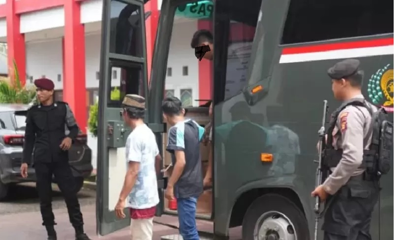PINDAH KOTA: Puluhan narapidana dari Rutan Balikpapan menaiki kendaraan khusus untuk dipindahkan ke Lapas Samarinda.