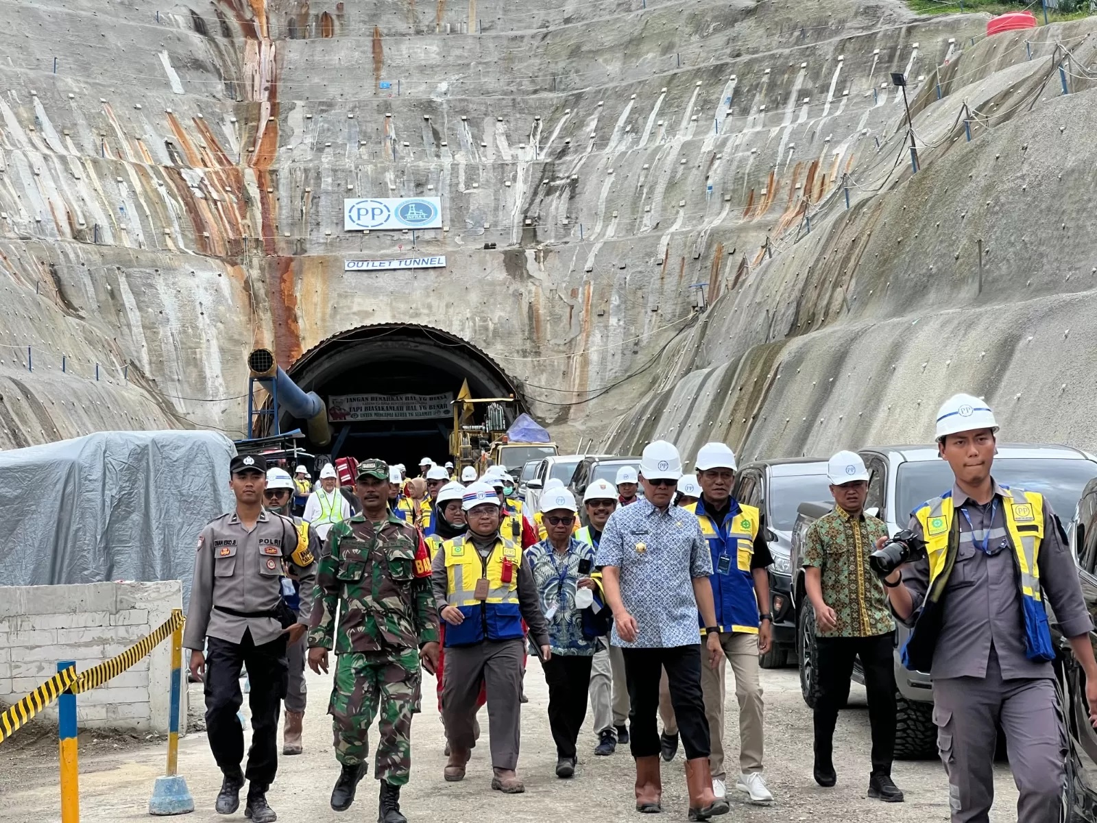 Wali Kota Samarinda Andi Harun beserta pejabat terkait meninjau kondisi pembangunan terowongan, Jumat (27/12).