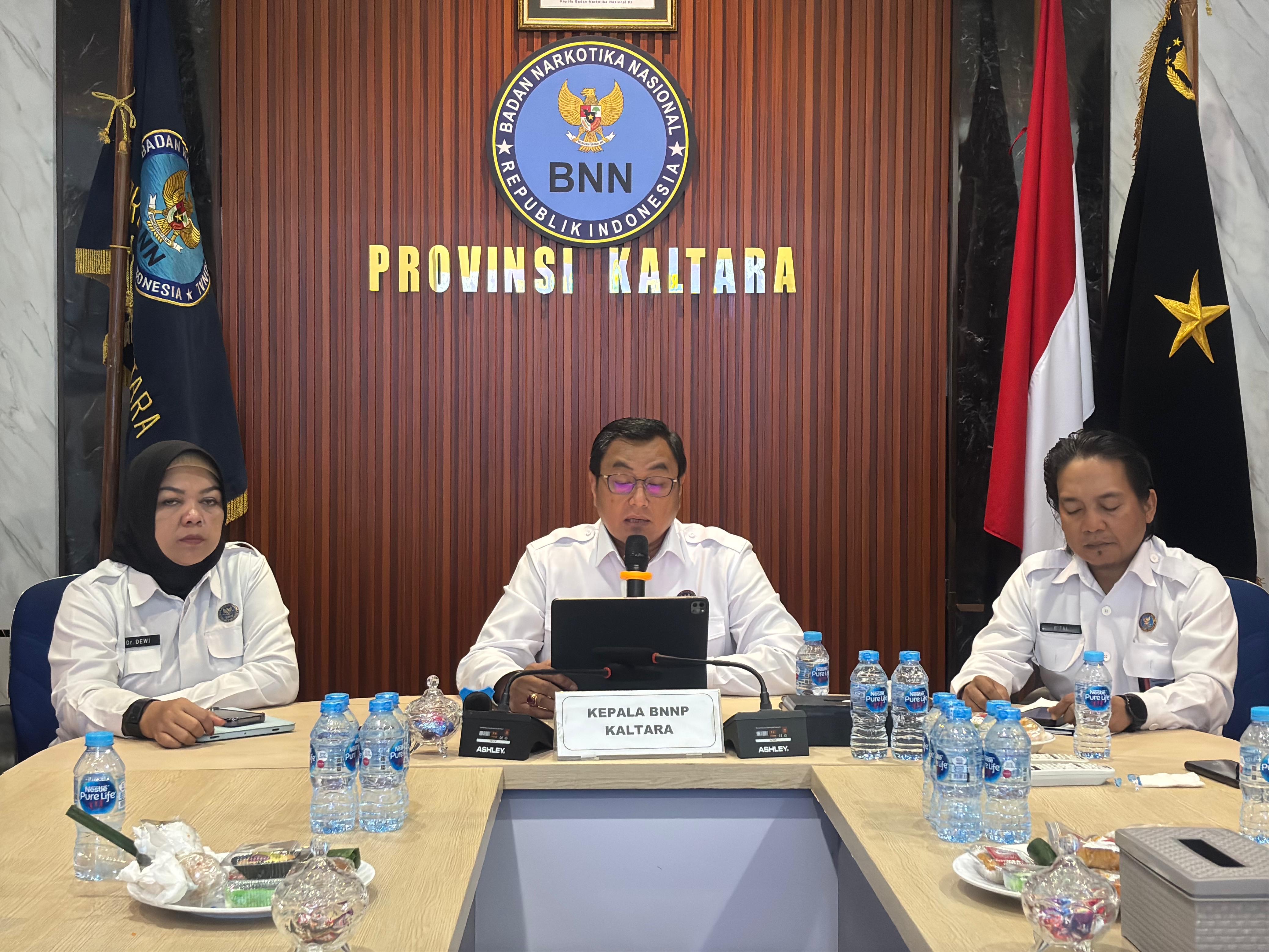 JELASKAN: Kepala BNNP Kaltara, Brigjen Pol Tatar Nugroho, (tengah) memaparkan kinerja selama 2024, Senin (30/12).