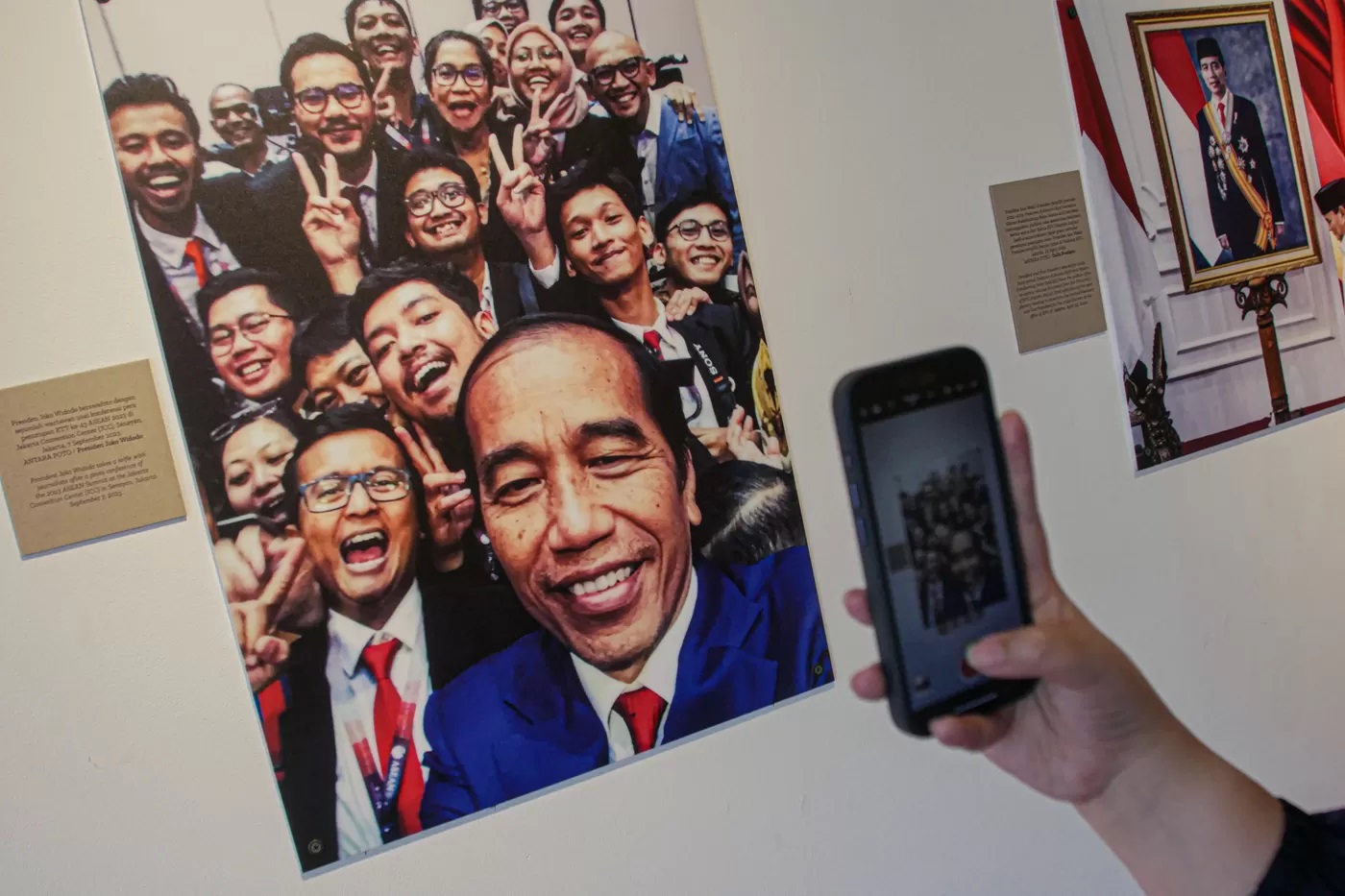 Pengunjung melihat karya foto pada pameran dan peluncuran buku Legasi Jokowi 2014-2024 (12/10/2024). Jokowi masuk dalam 5 besar pemimpin korup. (Hanung Hambara/Jawa Pos)