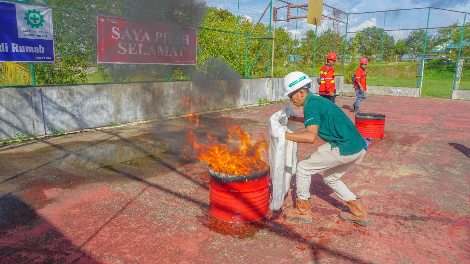 JAGA: Simulasi penanganan kebakaran oleh PT KED di Muara Wahau, Kutim.
