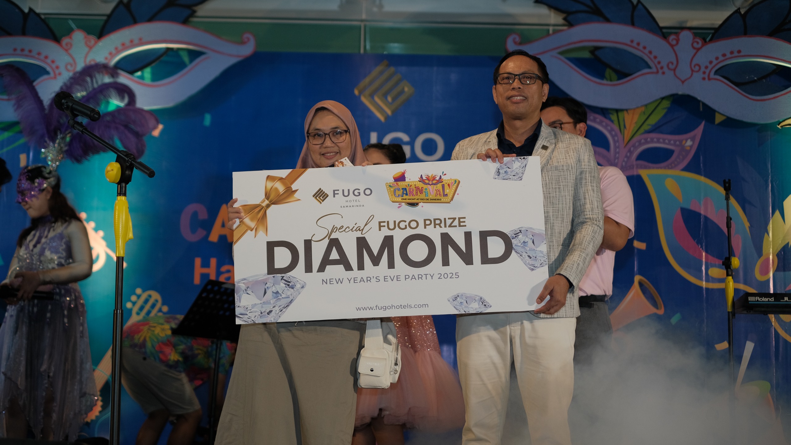 Tamu yang beruntung mendapatkan hadiah.