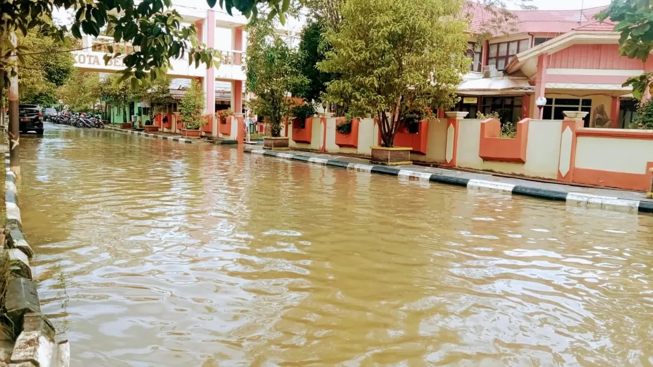 TERENDAM: Ruas jalan HA Nasution samping Pemkab HSU dan Dinas PUPR HSU tak luput dari rendaman air Sungai Tabalong dan Balangan di Kota Amuntai, Kamis (2/1/2025). (Foto: M.Akbar/Radar Banjarmasin)