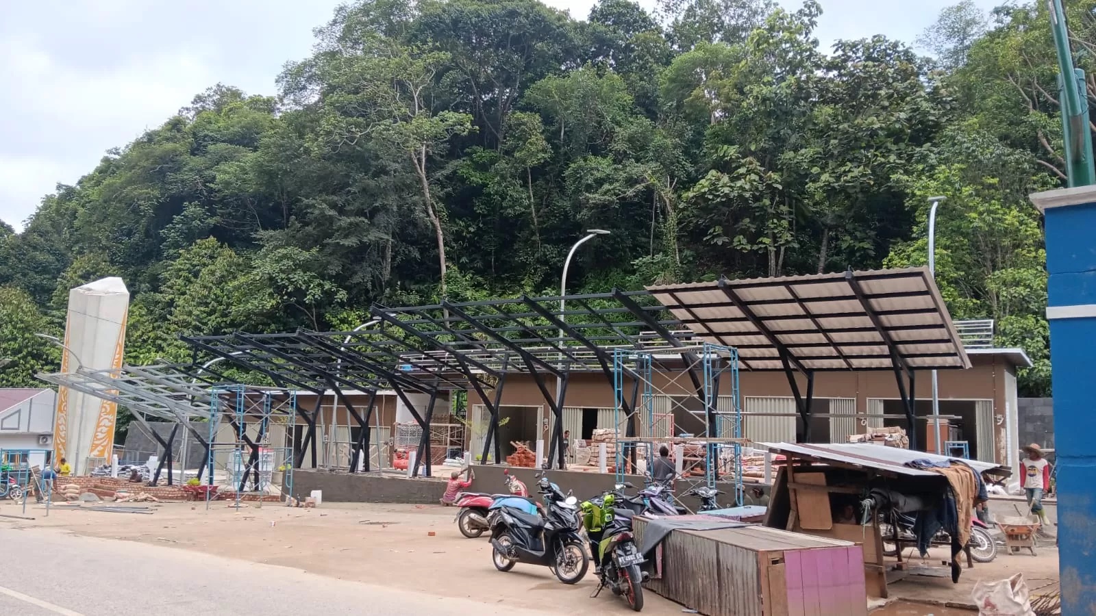 Perbatasan Kaltim dan Kalsel kini memiliki fasilitas baru, termasuk pos jaga, musala, dan UMKM, untuk meningkatkan kesejahteraan masyarakat setempat.(FOTO:RANO/PASER )