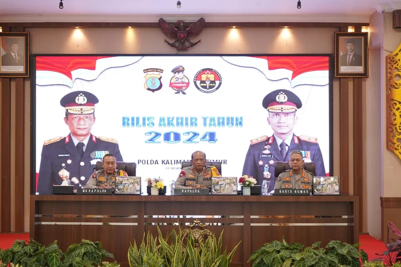 PAPARAN: Kapolda Kaltim Irjen Pol Nanang Avianto didampingi Wakapolda Brigjen Pol Sabilul Alif dan Kabid Humas Kombes Pol Yuliyanto dalam giat Rilis Akhir Tahun 2024. (Foto:Ono Balikpapan Pos)