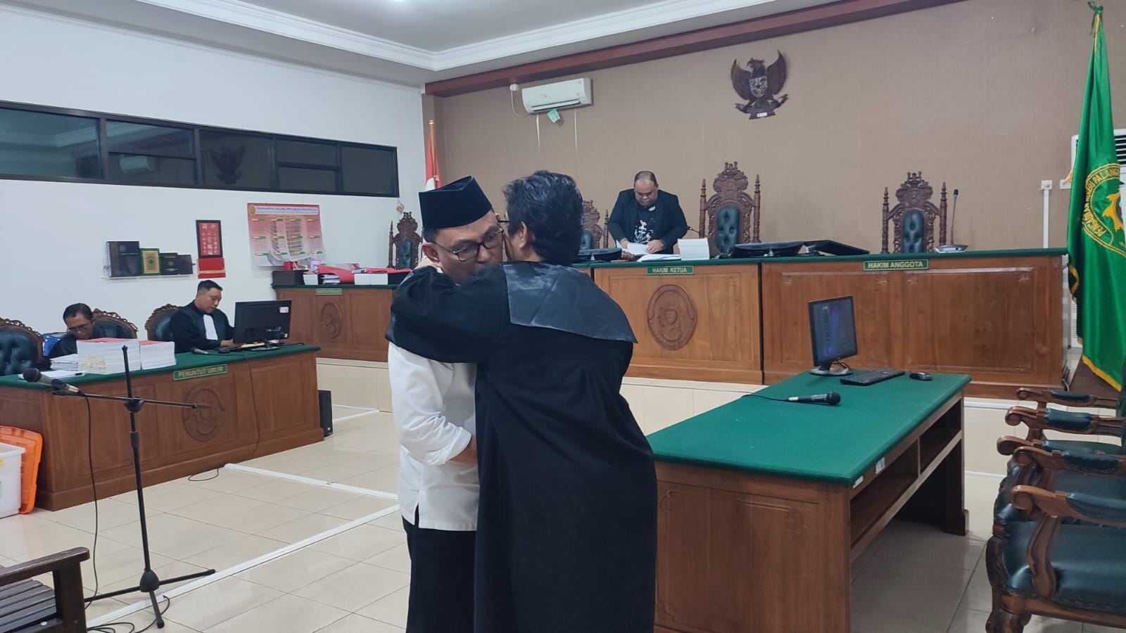 SIDANG: Ujang Iskandar memeluk pengacaranya usai mendengarkan vonis majelis hakim pengadilan tipikor Palangka Raya, Kamis (2/1/2025) Dodi/Radar Sampit