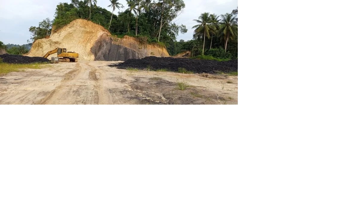 ANCAM PERMUKIMAN. Lokasi tambang batu bara ilegal di Rawa Makmur yang berada di tengah permukiman dan di pinggir jalan. (OKE/SAPOS)