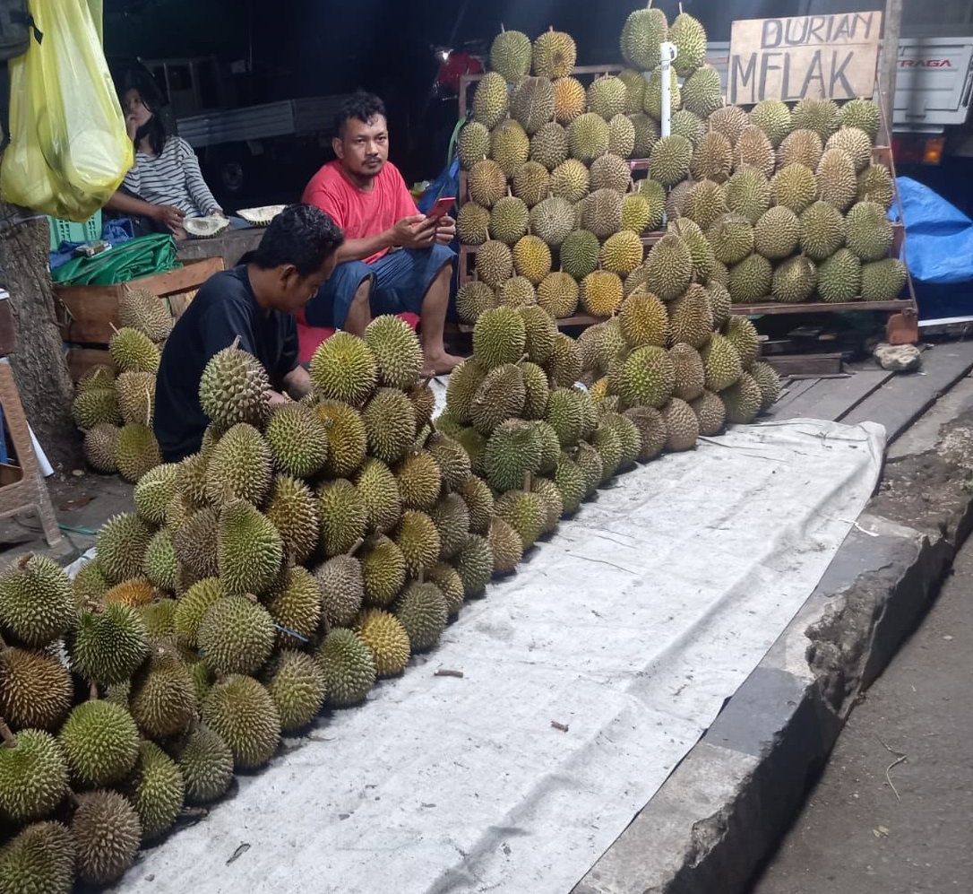 MELAK: Pedagang durian Melak di Samarinda. (RRI)