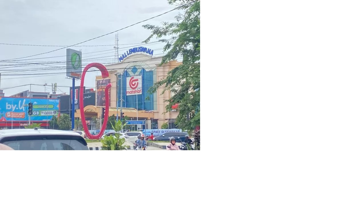 IKON BARU. Mengusung konsep pembangunan ramah lingkungan, Tugu di Simpang Mall Lembuswana dipertanyakan bentuknya. (FOTO: MELI/SAPOS) 