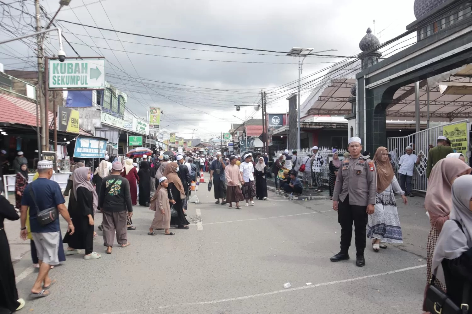 PADAT:Jajaran Polda Kalsel saat mengatur kedatangan jemaah haul Abah Guru Sekumpul di Martapura (Foto:Humas Polda Kalsel untuk Radar Banjarmasin)