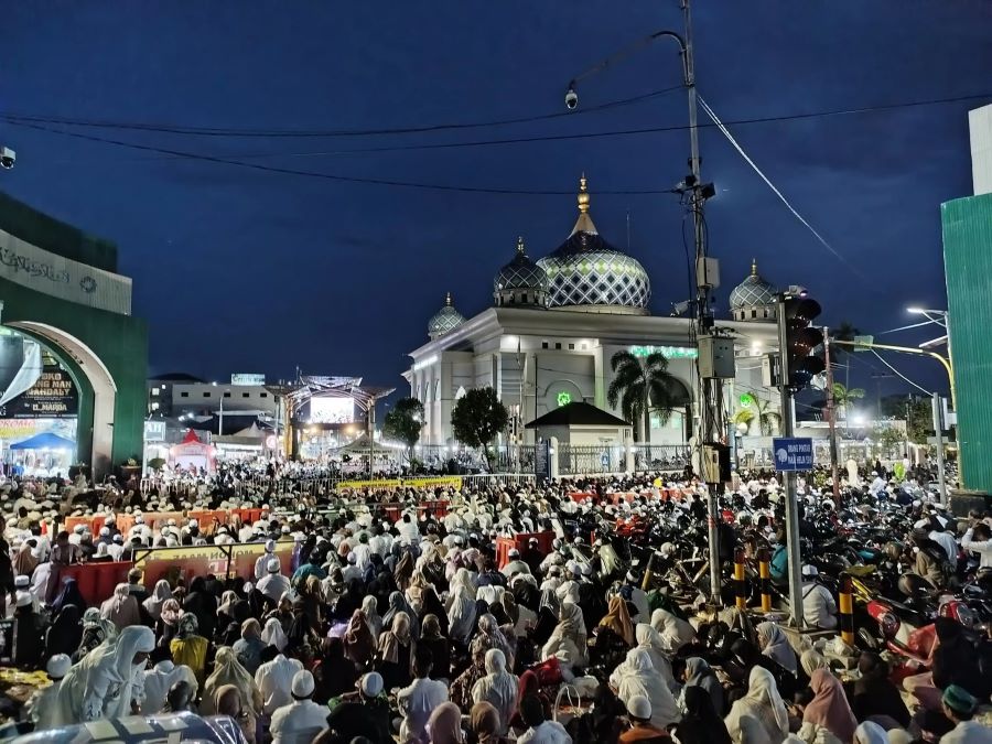 LUAR BIASA: Jutaan jemaah memadati ruas jalan A Yani di Martapura, Kabupaten Banjar pada Minggu (5/12/2025) malam.