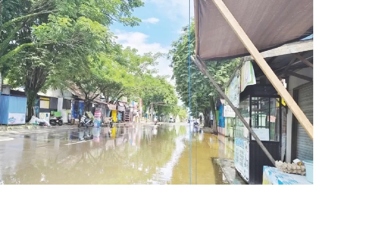 SEPI: Aktivitas pedagang di Jalan Empu Jatmika dan Pasar Candi Kelurahan Sungai Malang masih belum ramai meski air mulai surut. (Foto: M.Akbar/Radar Banjarmasin)
