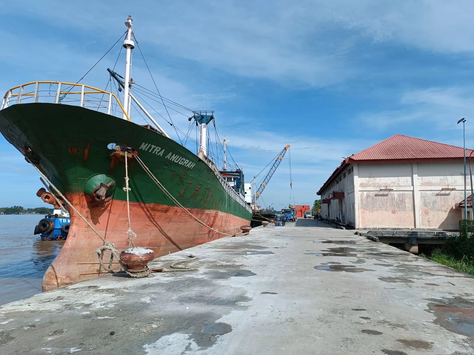 IMPOR: Aktivitas bongkar muat di salah satu pelabuhan di Kaltara. FOTO: IWAN K/RADAR TARAKAN