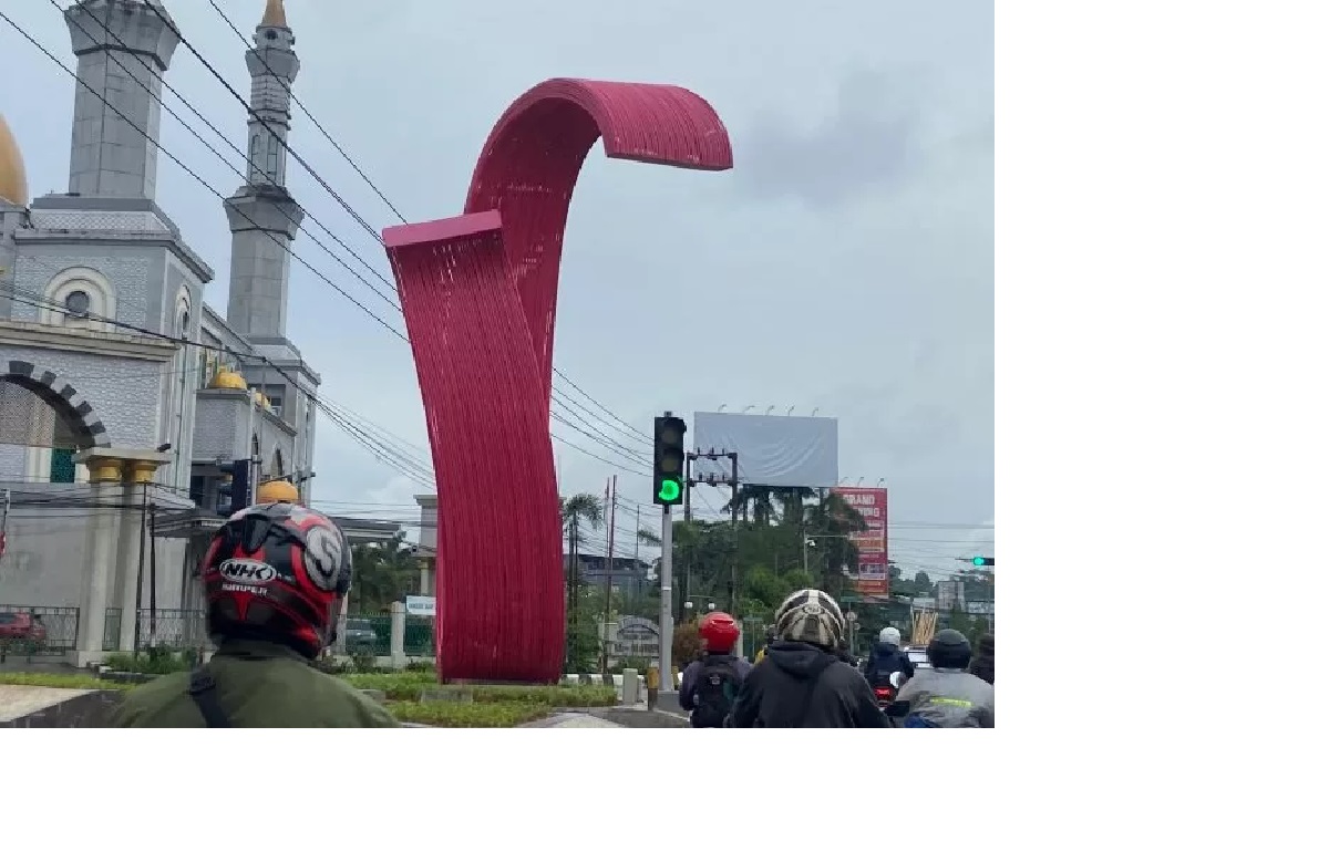 MENCURI PERHATIAN. Tugu berbentuk siluet pesut ini telah menjadi perhatian masyarakat sejak akhir tahun lalu. (DOK/SAPOS)