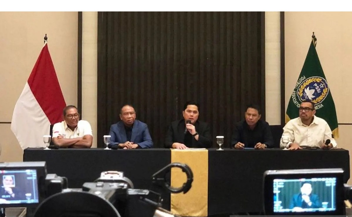 Ketum PSSI Erick Thohir (tengah) berpose saat menggelar jumpa pers di Menara Danareksa, Jakarta, Senin (6/1/2024). ANTARA/Zaro Ezza Syachniar/am.