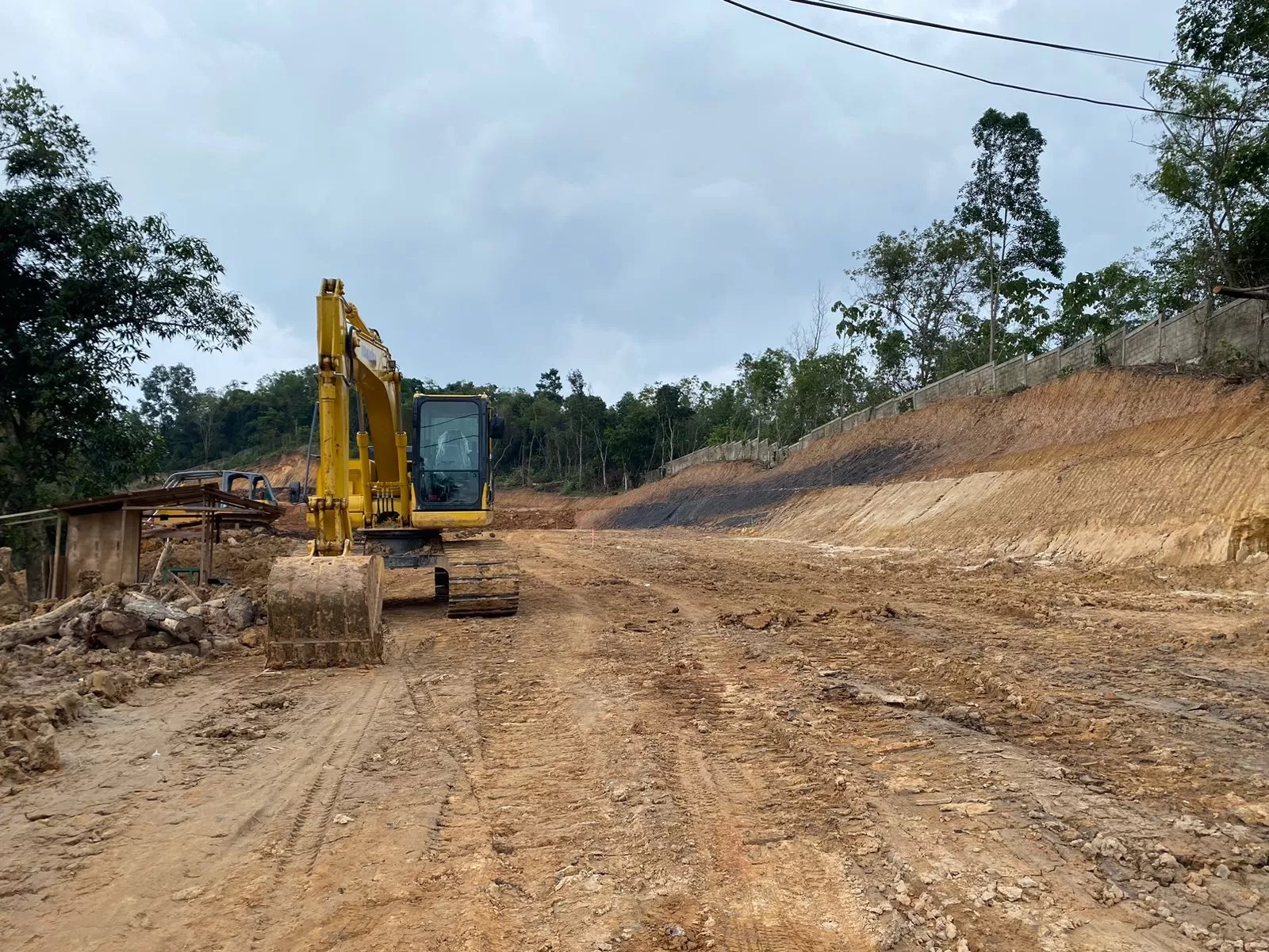 KANTONG PENDAPATAN: Pengerukan batuan menjadi salah satu sektor pendapatan bagi Pemkot Bontang namun per tahun ini proporsinya harus dibagi dengan Pemprov Kaltim. (FOTO: ADIEL KUNDHARA/KP)