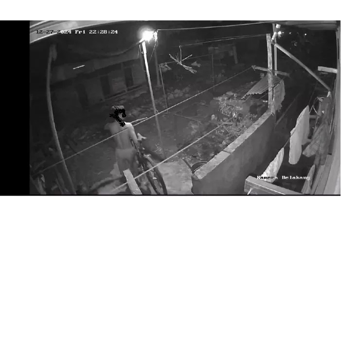 PENCURIAN. Potongan rekaman CCTV pencurian sepeda milik tetangga yang dilakukan Ag. (Istimewa)