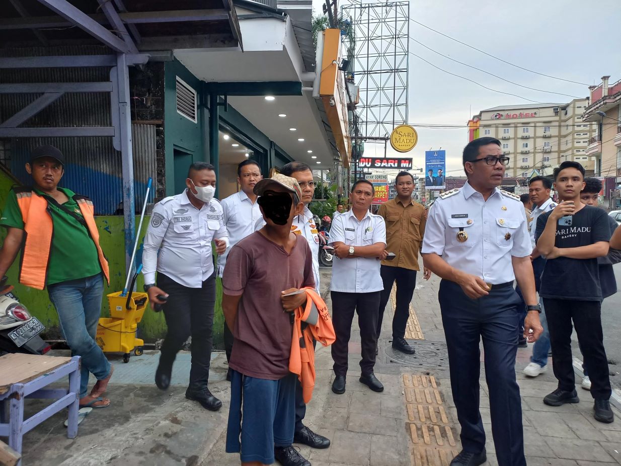 TEMUAN: Wali Kota Samarinda, Andi Harun, bersama OPD melakukan inspeksi mendadak. Di lapangan, ditemukan kejanggalan dalam pengelolaan retribusi parkir. (FOTO: RAMA)