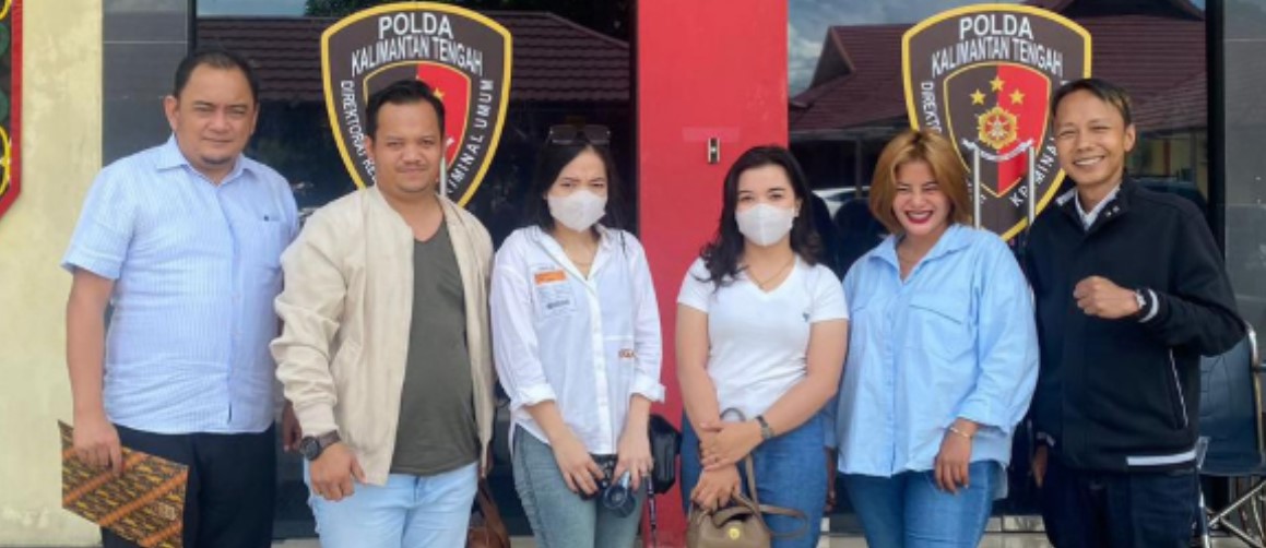Amelia dan kuasa hukumnya melapor ke polisi.