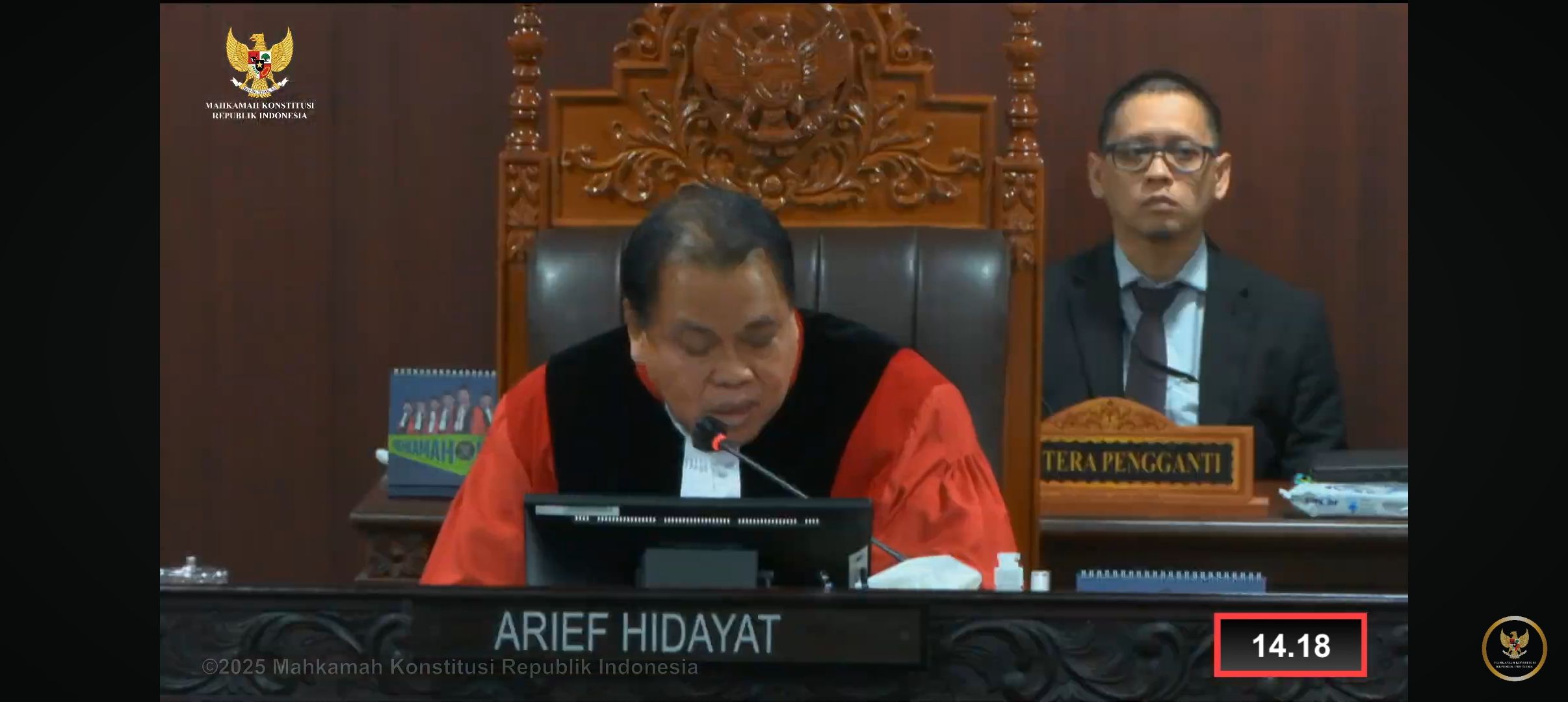 Arief Hidayat memimpin sidang MK kasus Pilkada Banjarbaru.