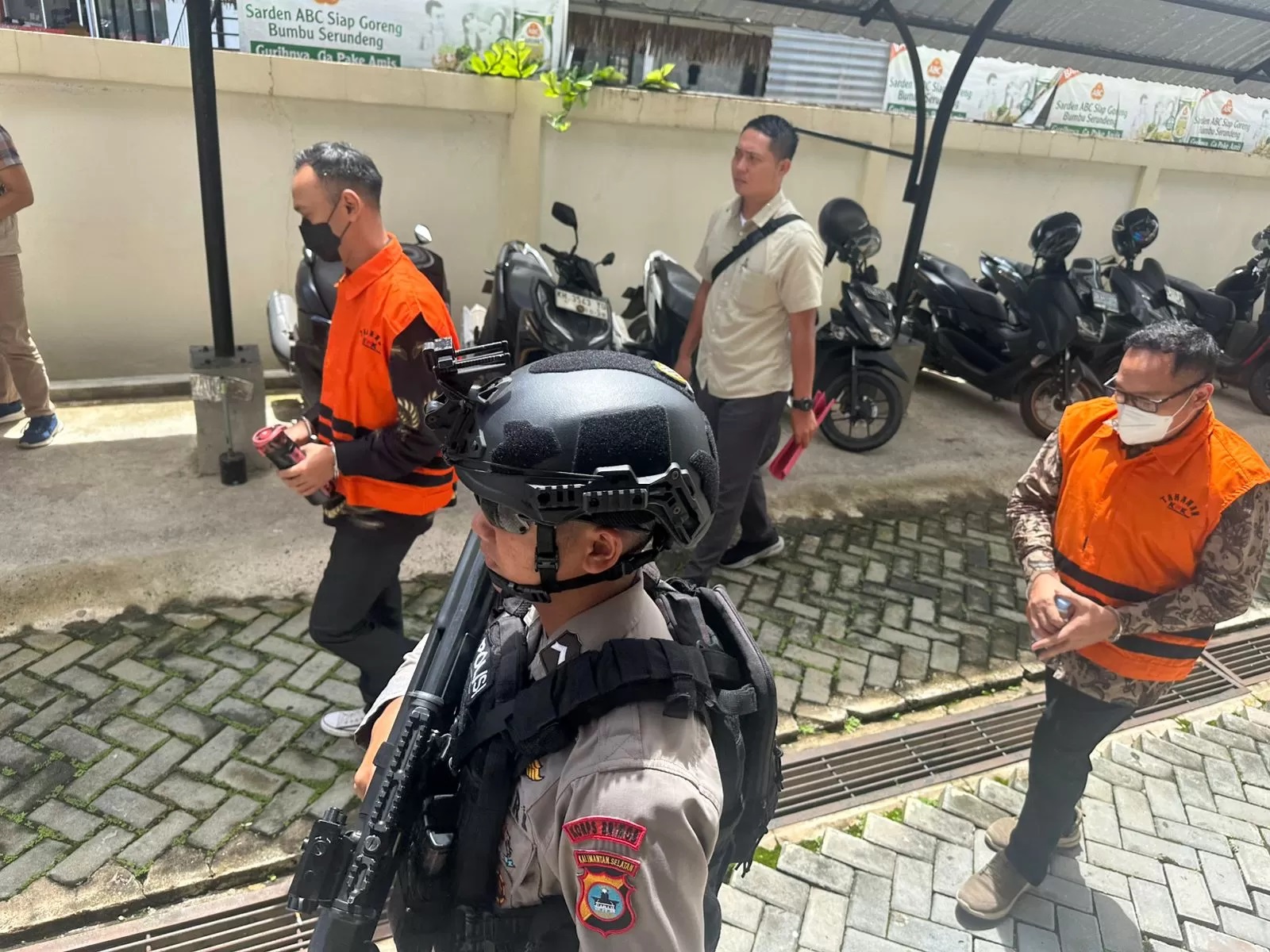 DIKAWAL: Dua terdakwa dugaan suap OTT di Dinas PUPR Kalsel dikawal aparat menuju ke kendaraan taktis (Rantis) polisi untuk dibawa ke Lapas Teluk Dalam Banjarmasin. Foto: (Muhammad Oscar Fraby)