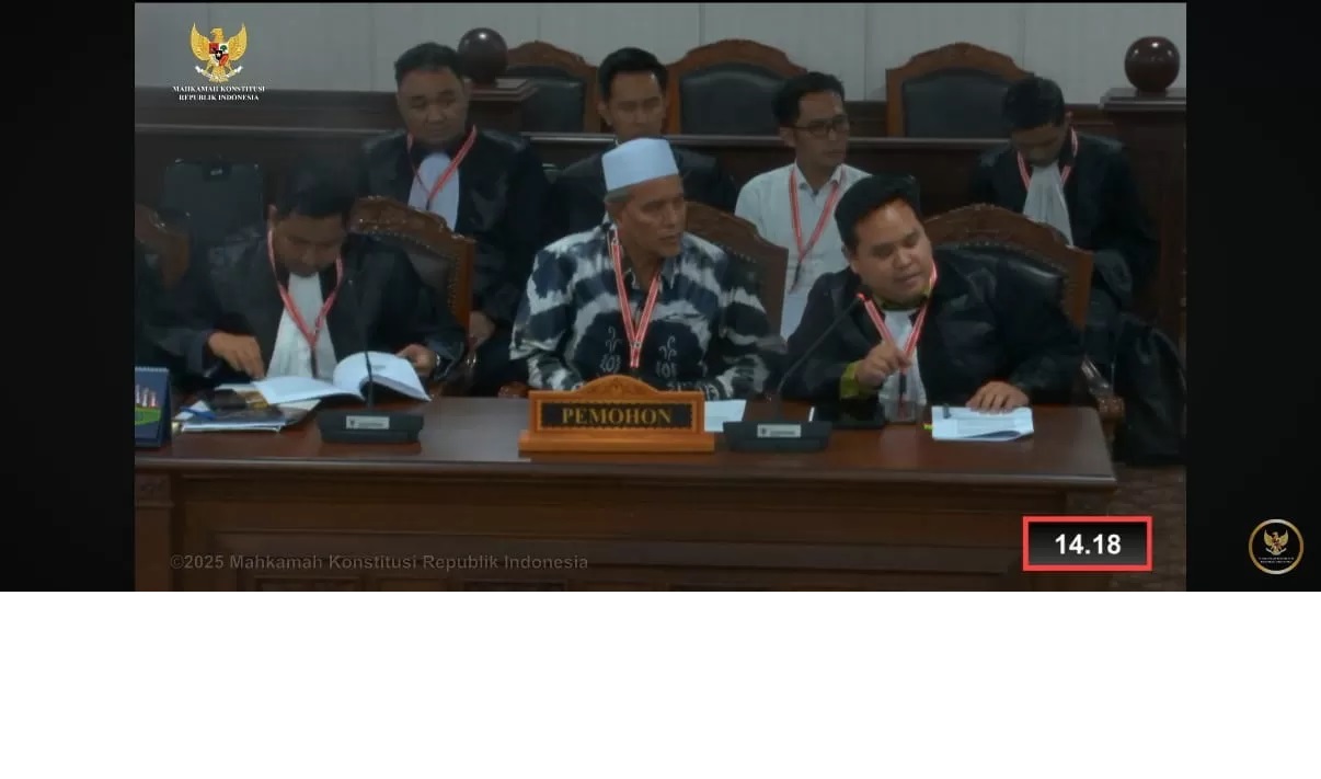 Calon Wakil Wali Kota Banjarbaru Nomor Urut 2 Said Abdullah (kiri) dan kuasa hukumnya Muhammad Andzar Amar (kanan) saat sidang pendahuluan sengketa Pilkada 2024 di Gedung I MK, Jakarta