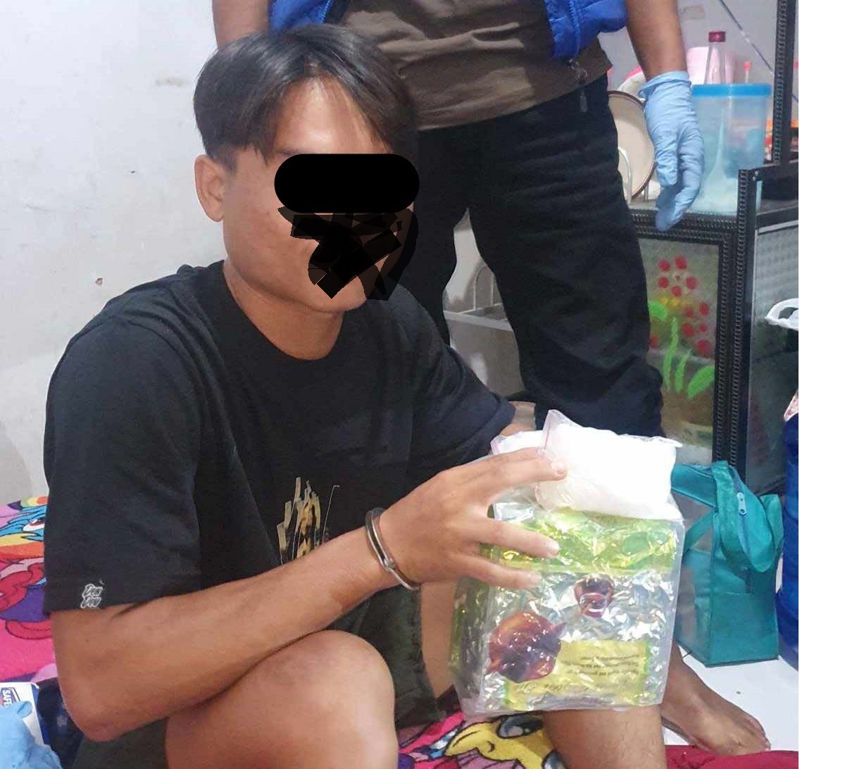 OPERASI PENANGKAPAN: Tim Badan Narkotika Nasional Provinsi (BNNP) Kalimantan Tengah saat membongkar jaringan peredaran narkotika di Rutan Kelas II A Palangka Raya.Sampit souvenirs