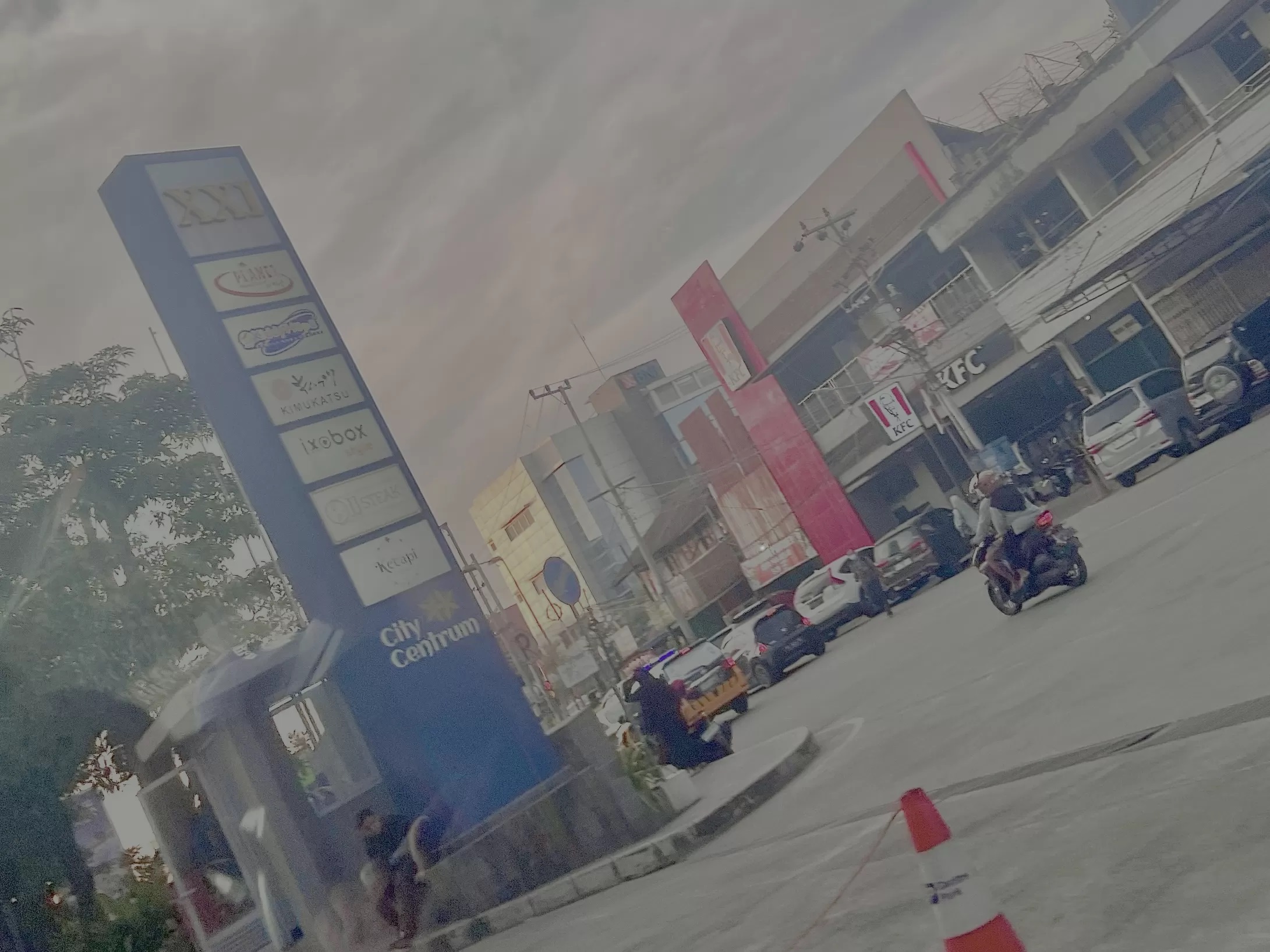 SESUAIKAN ATURAN. Parkir di City Centrum, siap-siap membayar lebih mahal. (MELI/SAPOS)