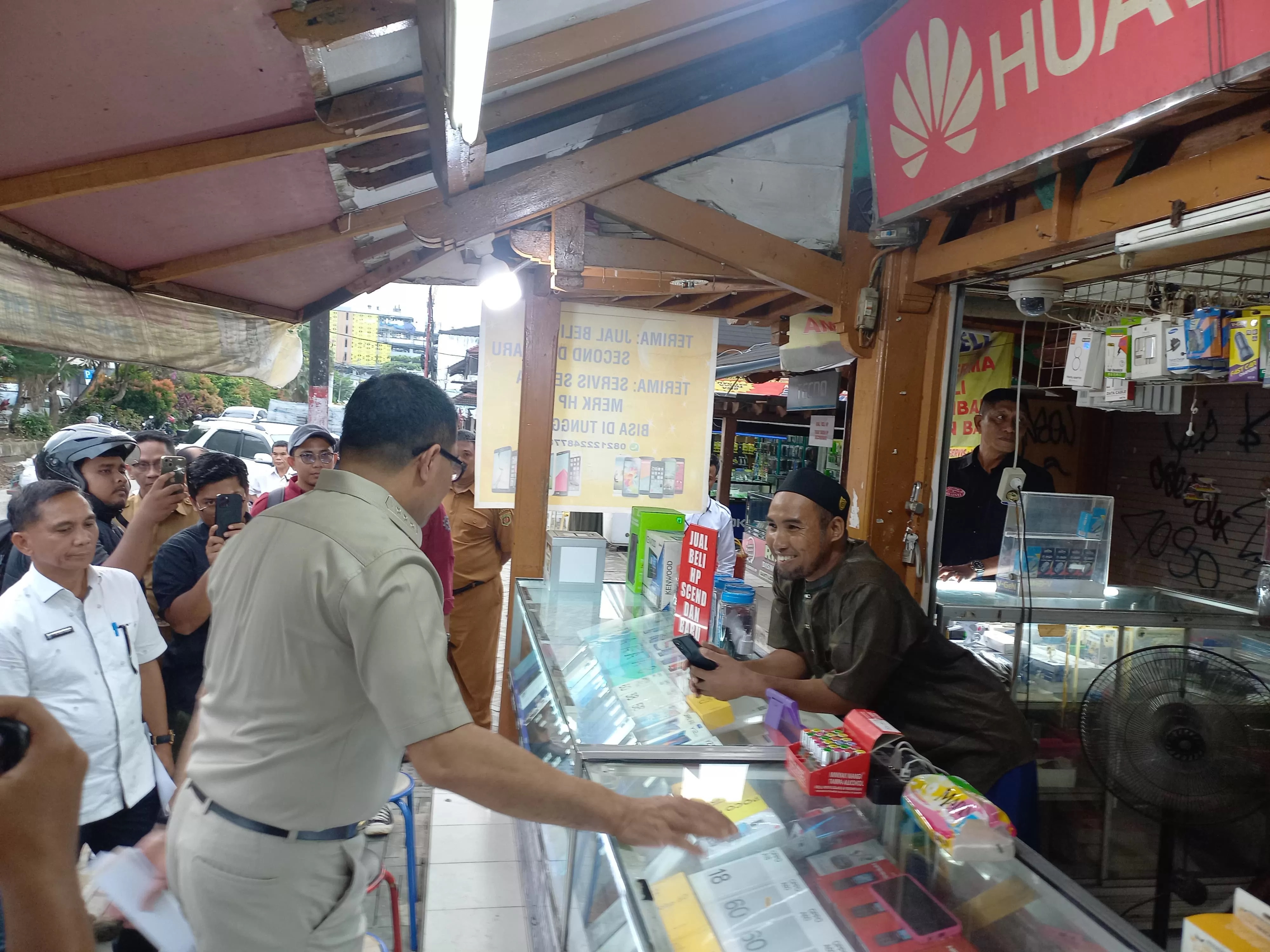 SIDAK JILID KEDUA: Wali Kota Samarinda menemukan permasalahan baru, yakni sewa-menyewa kios di Citra Niaga. (FOTO/RAMA)