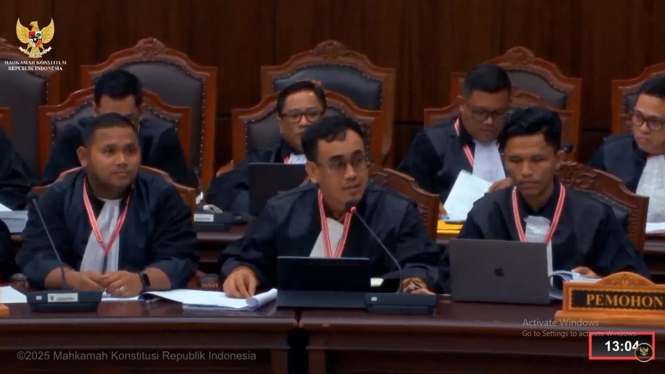 MINTA DIDISKUALIFIKASI: Kuasa Hukum Paslon Awang Yacoub Luthman-Akhmad Zais, Mohammad Maulana, membacakan pokok permohonan dalam sidang pemeriksaan pendahuluan hasil Pilbup Kukar, Senin (13/1). (MK)