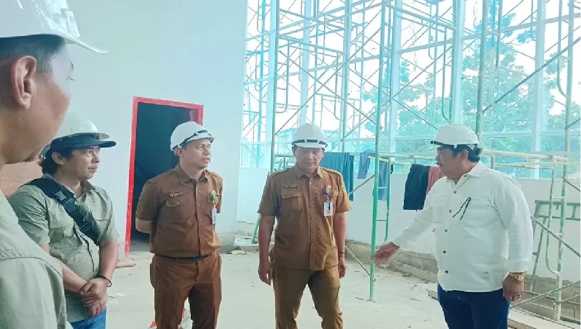 TINJAU: Ketua Komisi III DPRD Kaltim Abdulloh lakukan peninjauan proyek pembangunan gedung di RSKD Balikpapan. (Syahrul/KP)
